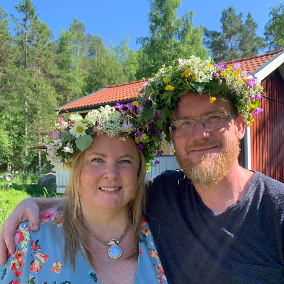 Susanna och Anders Jansson i midsommarkransar